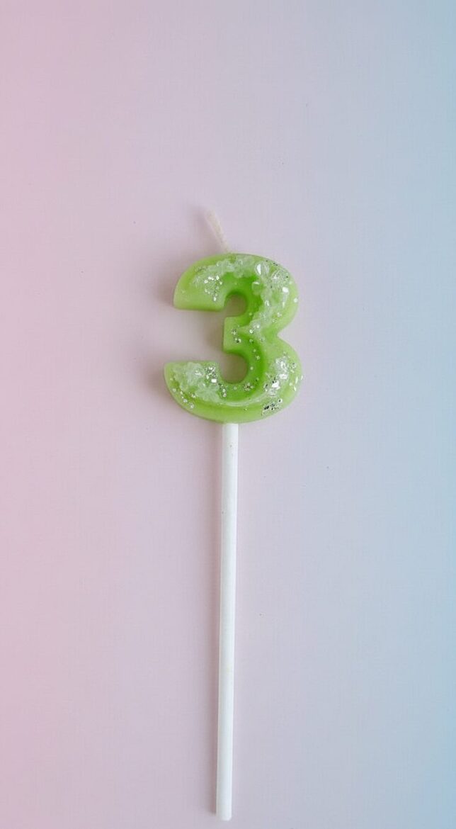 Dabīgā vaska kūku toperis-svecīte ar ciparu "3" 